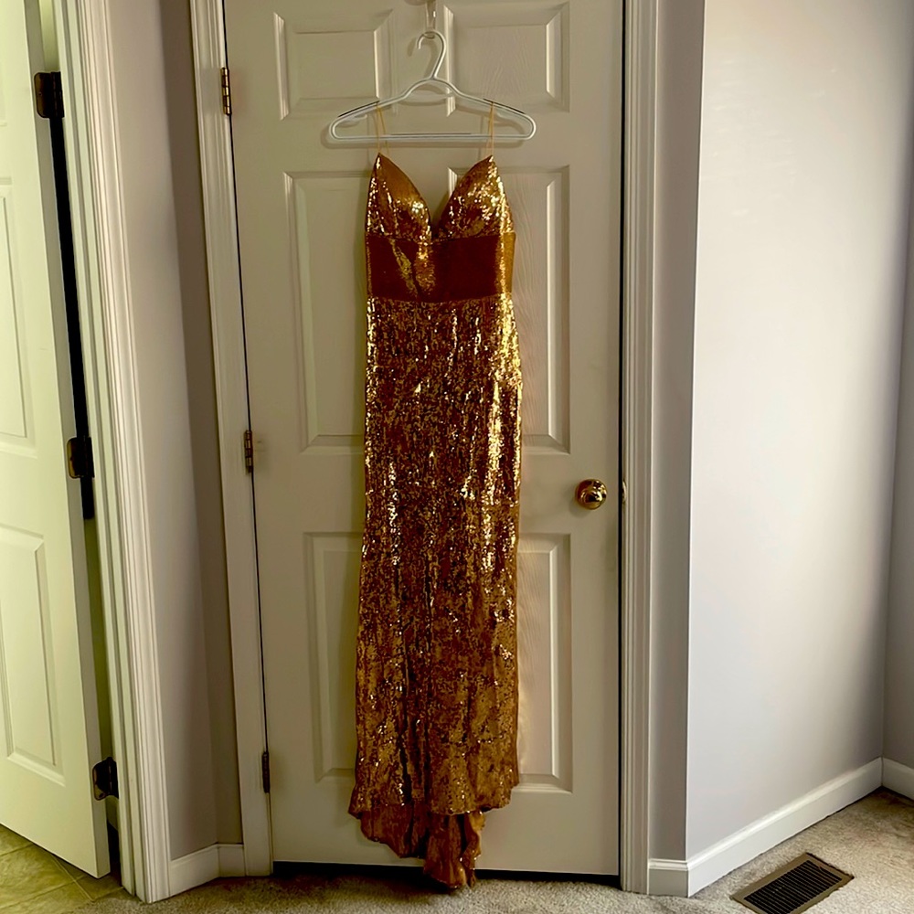Beautiful Sherri Hill size 6 gold sparkly gown